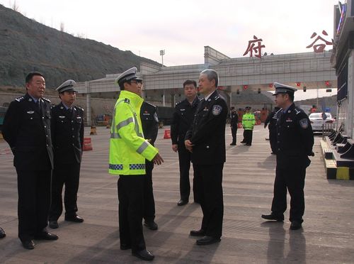 陕西省交警总队副总队长周新民一行来府谷实地检查指导全国两会道路