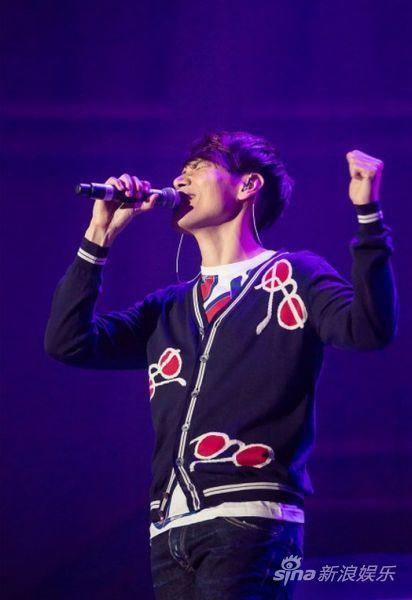 杨宗纬跨洋会歌迷 签名无架子(图)