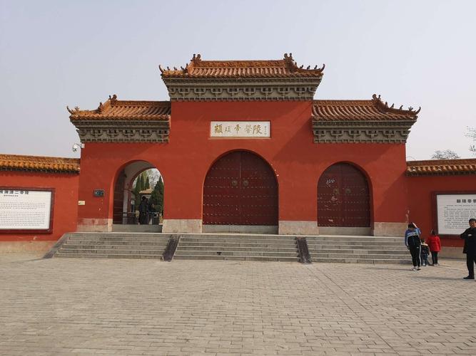 颛顼帝喾二帝陵位于内黄具梁庄镇,也处于黄河流域泛滥沙漠地段,二帝陵