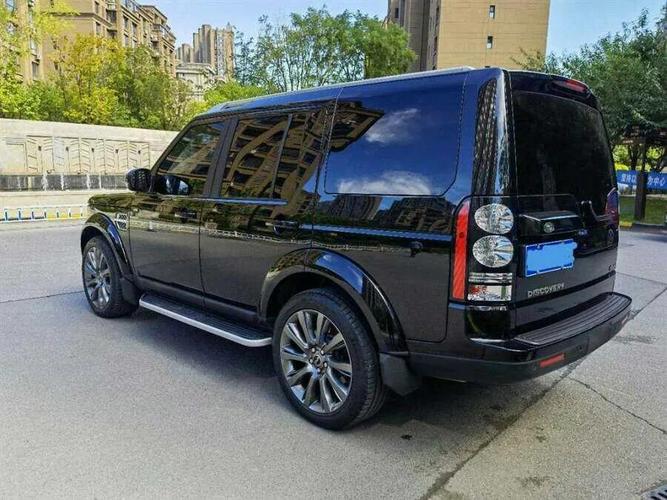 路虎发现4左后门锁块怎么拆路虎揽胜车把手饰条怎么拆