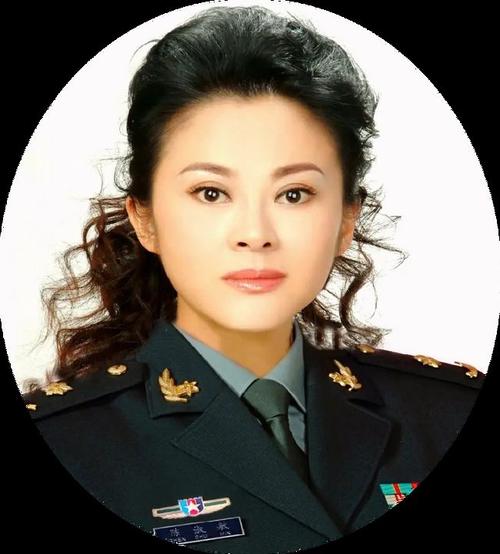 国家一级演员,总政歌剧团著名女高音歌唱家,中国唯一跨剧种的"双料"