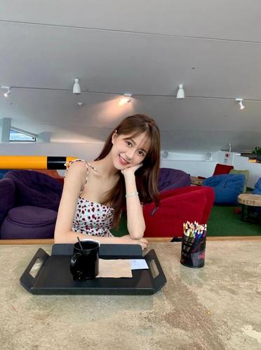 身穿碎花吊带裙的汤敏大秀香肩,喝着咖啡歪头笑,怎么