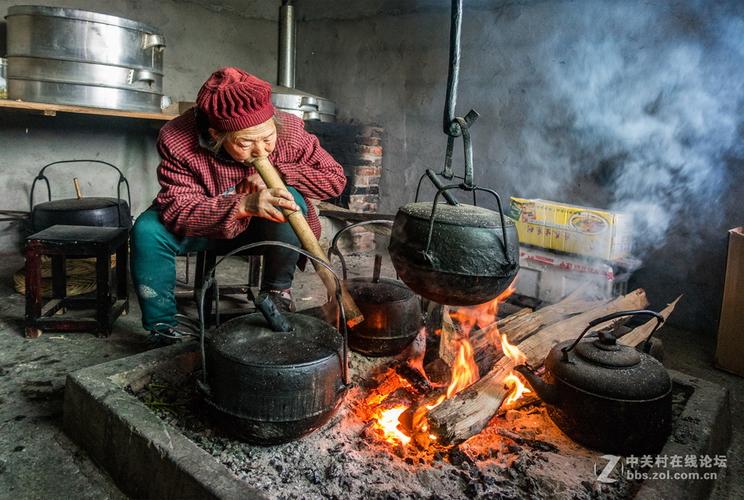 火儿坑与吊锅儿  中午在大巴山农家乐吃饭,见识了重庆城口县农村煮饭
