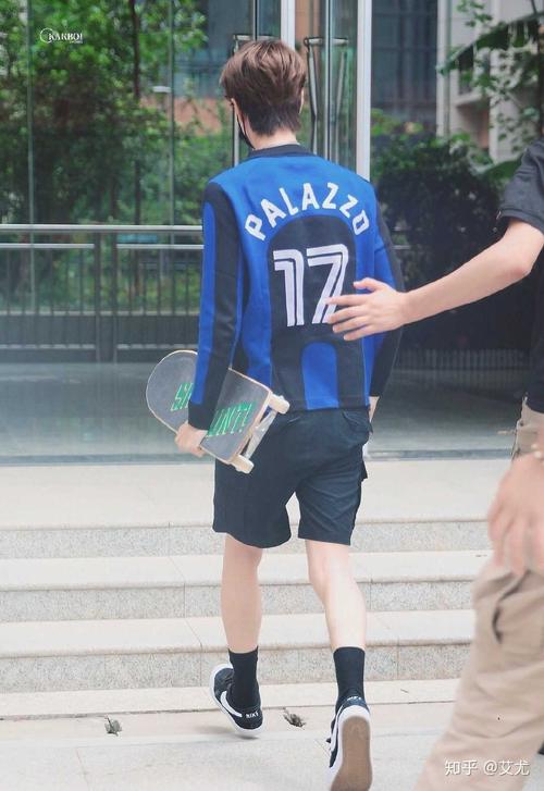 有那些王一博滑滑板的头像的图片啵