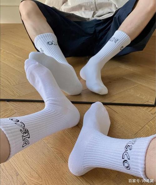 最后来一张他穿着白袜子的大脚.