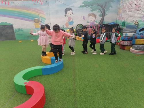 金苹果幼儿园中班小朋友!户外游戏———走s路
