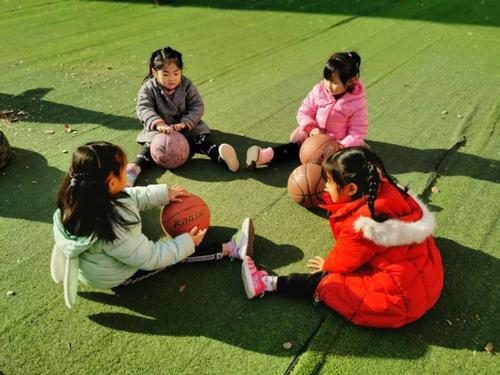 户外活动—拍球,我们已经能熟练的拍球了,和小朋友们一起玩传球的游戏