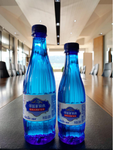 深邃的宝石蓝加上精致的水滴造型,可蓝矿泉水对比其他矿泉水直接