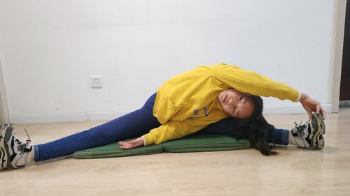 其它 居家体能锻炼1----柔韧性练习 写美篇7.腰部肌群拉伸,动作要点