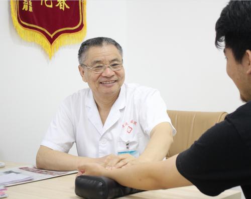 出生于传统中医世家,为第五代传人,全国第一批名老中医学术继承人