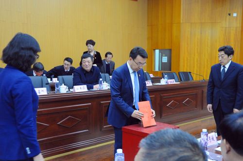 市总工会第二十二届五次全委会召开 和春军当选市总工会主席