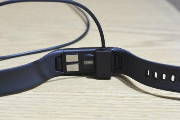 首页 新闻 滚动  小米手环2采用专用充电器进行充电,需要将手环主体取