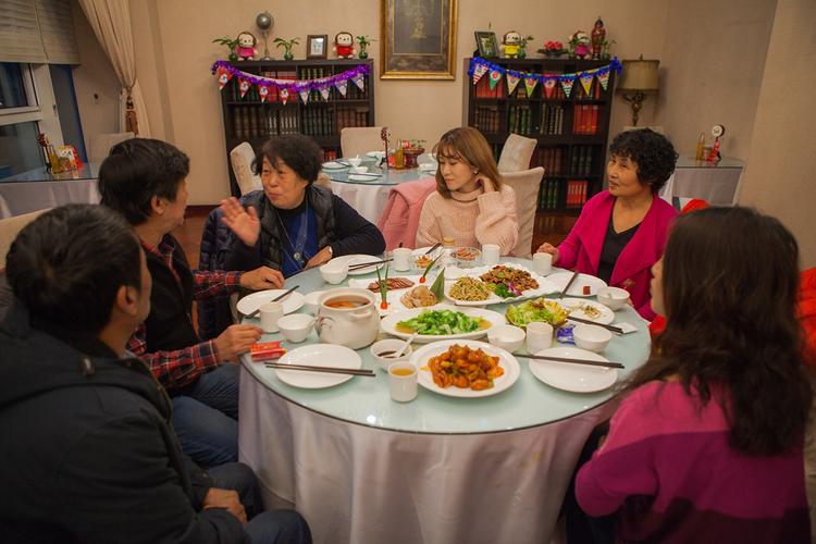 大年三十的年夜饭,全家团聚其乐融融,好幸福.