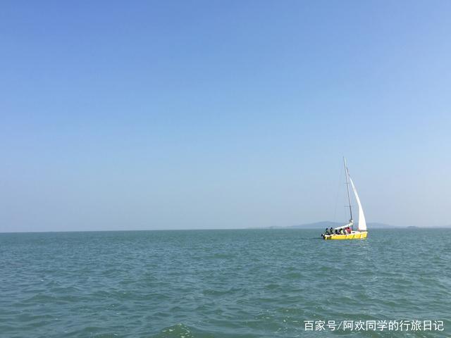 一无垠的海面上,有一艘船正在航行,游客想必乐开花了.