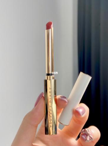 完美日记品牌 小细跟口红的代言科普