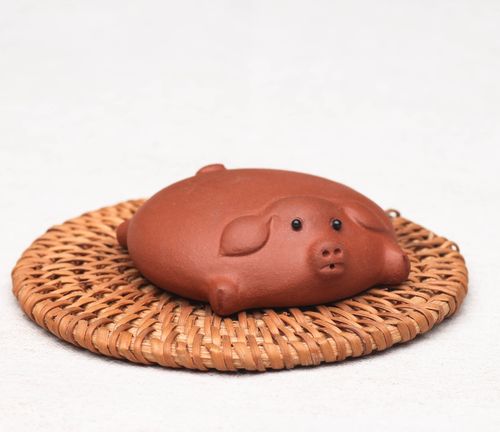 常见茶宠如金蟾,貔貅,辟邪,小动物,人物等,寓意招财进宝,吉祥如意.