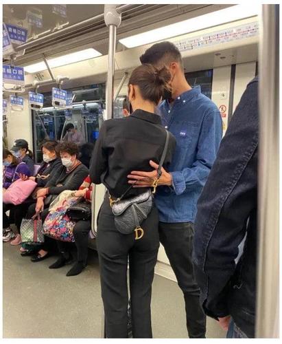 吴永恩与王子文地铁搂腰杀,仿佛热恋中,明星爱在综艺节目找对象