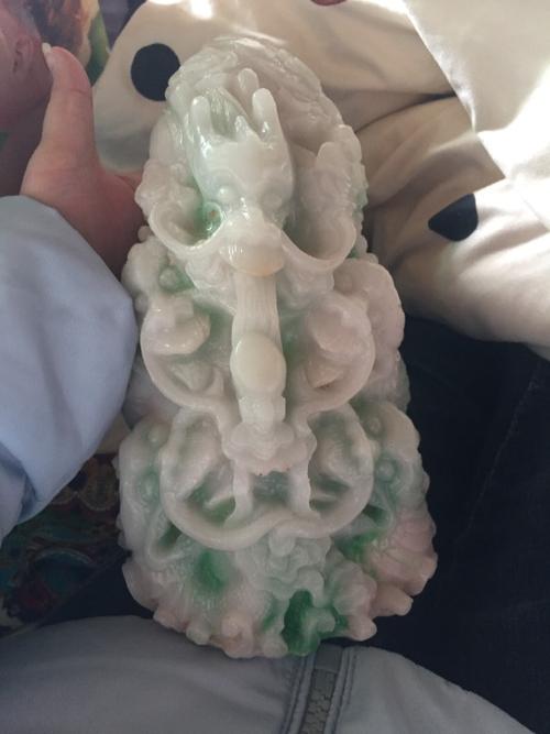 我有一个五龙戏珠的玉器不知道是真是假?还有底部的印章是什么