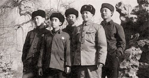 就这样,周长利在"顽主"中也开始小有名气,为了避免区域间争斗,周长利