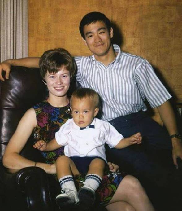 李小龙妻子近照曝光,74岁依旧风韵犹存,怪不得李小龙爱得痴迷!