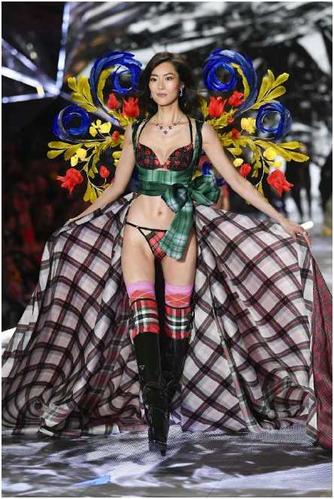 刘雯第七次维密秀霸气大表姐轻松驾驭各种画风这个中国女孩不简单