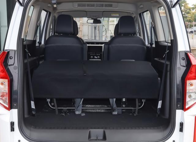 当我们把需求告诉销售后,他说五菱宏光plus(参数|图片)除了看到的七