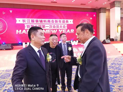 天门市慈善总会会长雷圣祥应邀出席年会并与廖启元先生亲切交谈.