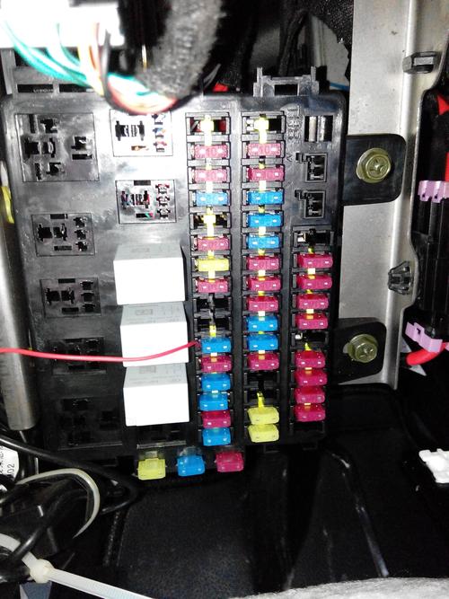 那位大神帮忙看一下,长安cs75扶手箱后面的12v电源和保险丝是那个?