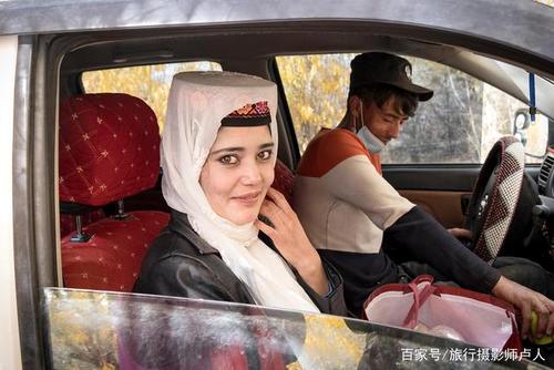 塔吉克族女孩不仅长得漂亮,待人也十分的有礼貌.