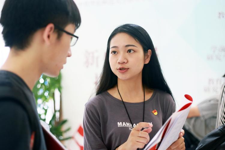 教职工党员党支部齐表率 上好新生"第一课"