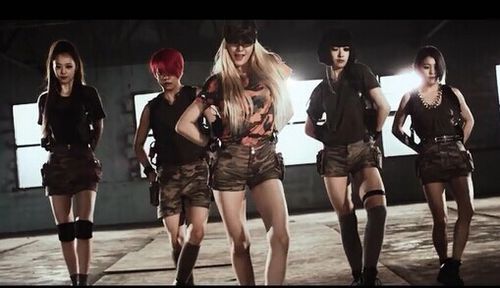 red light mv中一共有几套服装