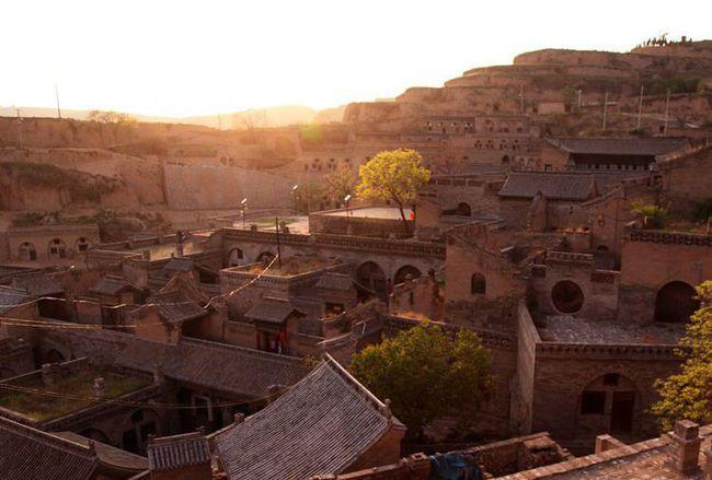 山西黄土高原古村落窑洞与山体完美结合是中国民居建筑典范