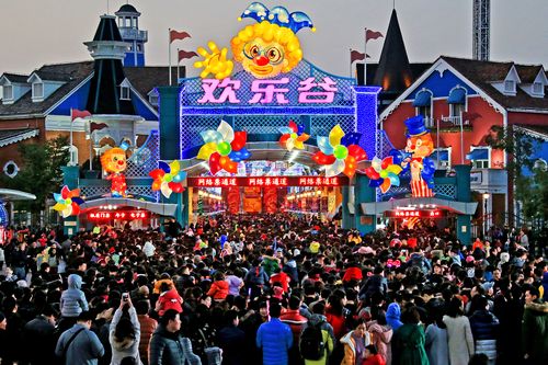 欢乐谷门前游客熙攘_华侨城集团_高清大图_图片下载_美通社 pr