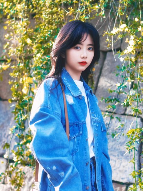谭松韵依旧是特别漂亮的,在这组照片当中能够看得出散落着长发,给人一