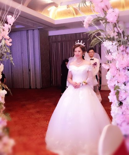 (1)化妆师要在结婚前三个小时到新娘家,如果有特殊情况,化妆师要更