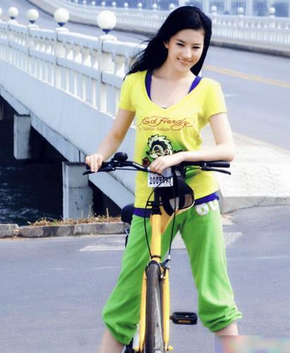 刘亦菲早年清纯照,荧光绿穿搭骑单车被围观,网友:天生丽质