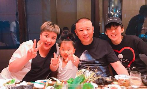 郭德纲晒全家福为老婆庆生,曹云金却也在同一天晒照为