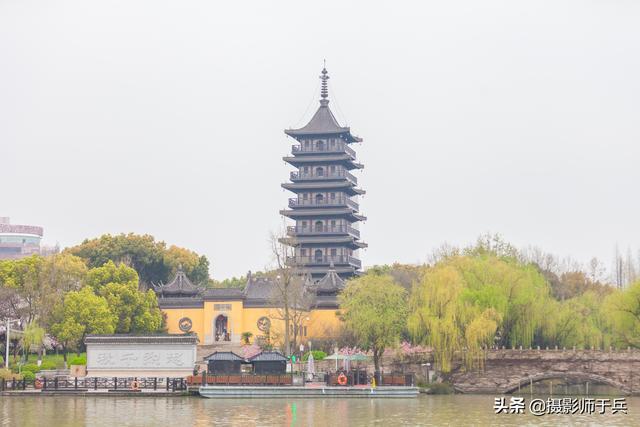 游人们来嘉兴南湖游览,首先看到的就是这个南湖景区的地标建筑,塔身