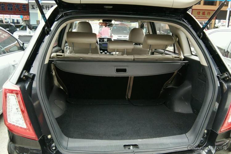 力帆汽车x60后备箱