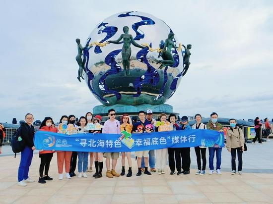 体验团在银滩国家旅游度假区合影留念 马昕/摄