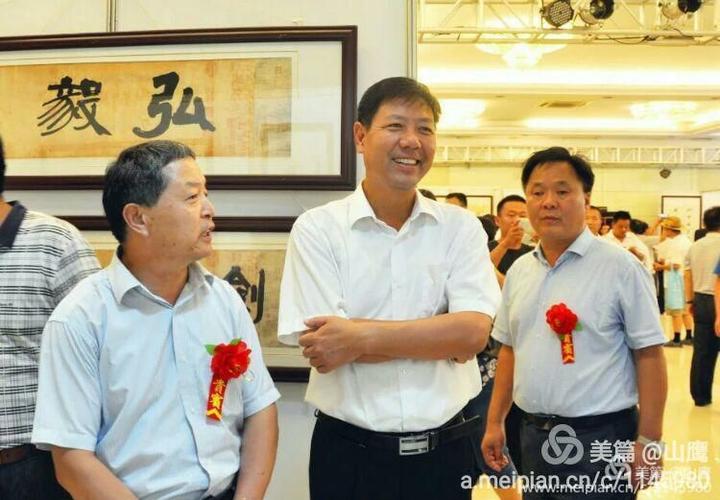 时任县委常委,宣传部长王宇帆(中),县政府副县长李士兵(右)在观看展览