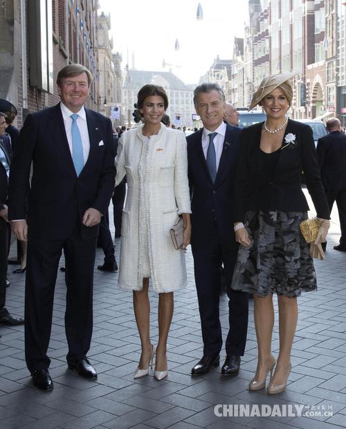 阿根廷第一夫人随夫出访 与荷兰王后一白一黑优雅比美