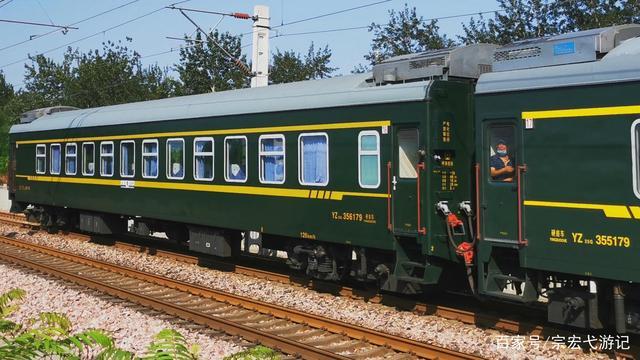 乘坐"绿皮火车"去旅行,沿途风景沁人心脾,hxd2b火车头很帅