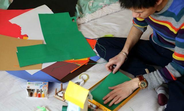 爸妈蹲在地上做手工, 孩子一边看动画片, 亲子作业让家长蓝瘦香菇