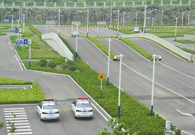 该中心"科目二考试场地"设有12个车道,配备40辆考试车,日均考试能力