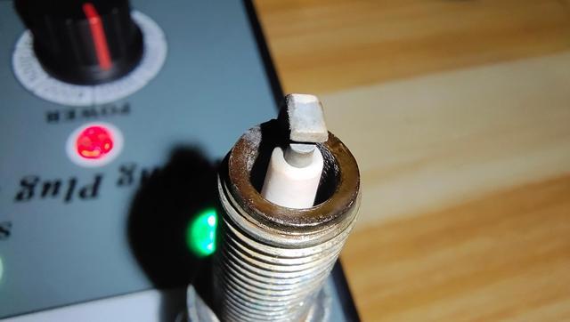 普通火花塞和原厂火花塞差距多大3w公里拆下来幸好发现得早