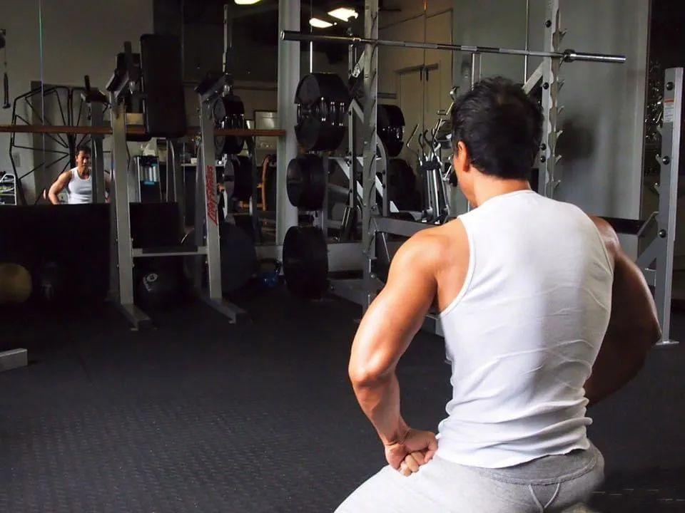 57岁甄子丹再晒肌肉照,这身材真强悍,穿西装造型男人味十足