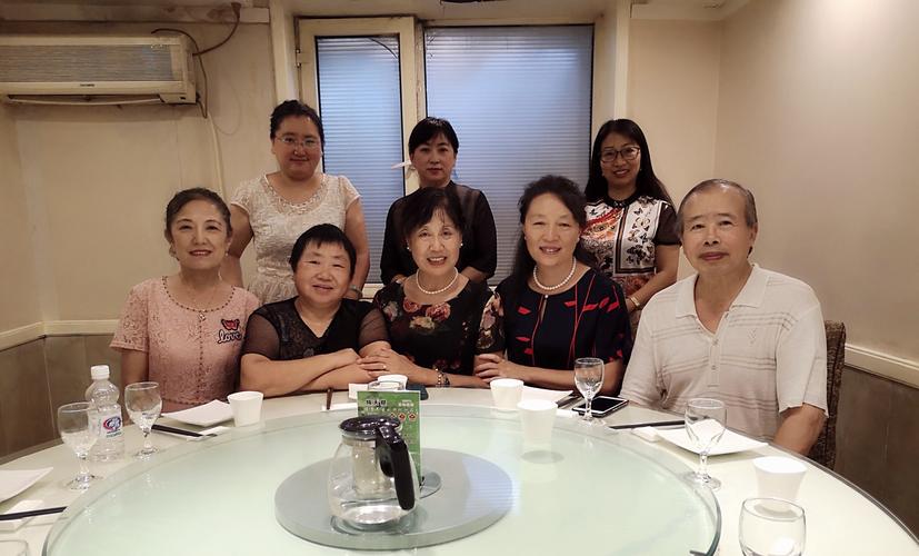 我们八人聚餐前拍照,上排左起乔慧林,吴丽红,张桂英,下排左起董秋苓