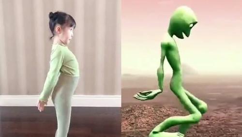 超喜感,小女孩模仿青蛙舞!