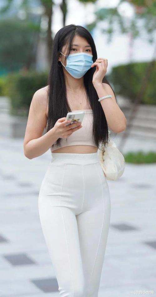 67穿这种白色裤子的女生,一般都超有自信吧?|紧身裤